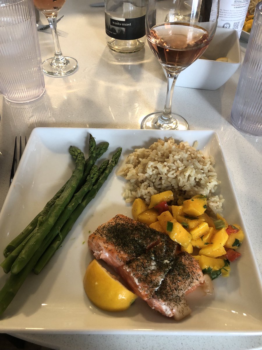 Highlands Inn has kitchens - which means you can enjoy your wine & eat in. 👍🏻
Fresh Steelhead with mango salsa . Went well with rose ‘@WaitsMast 
#PinkSociety