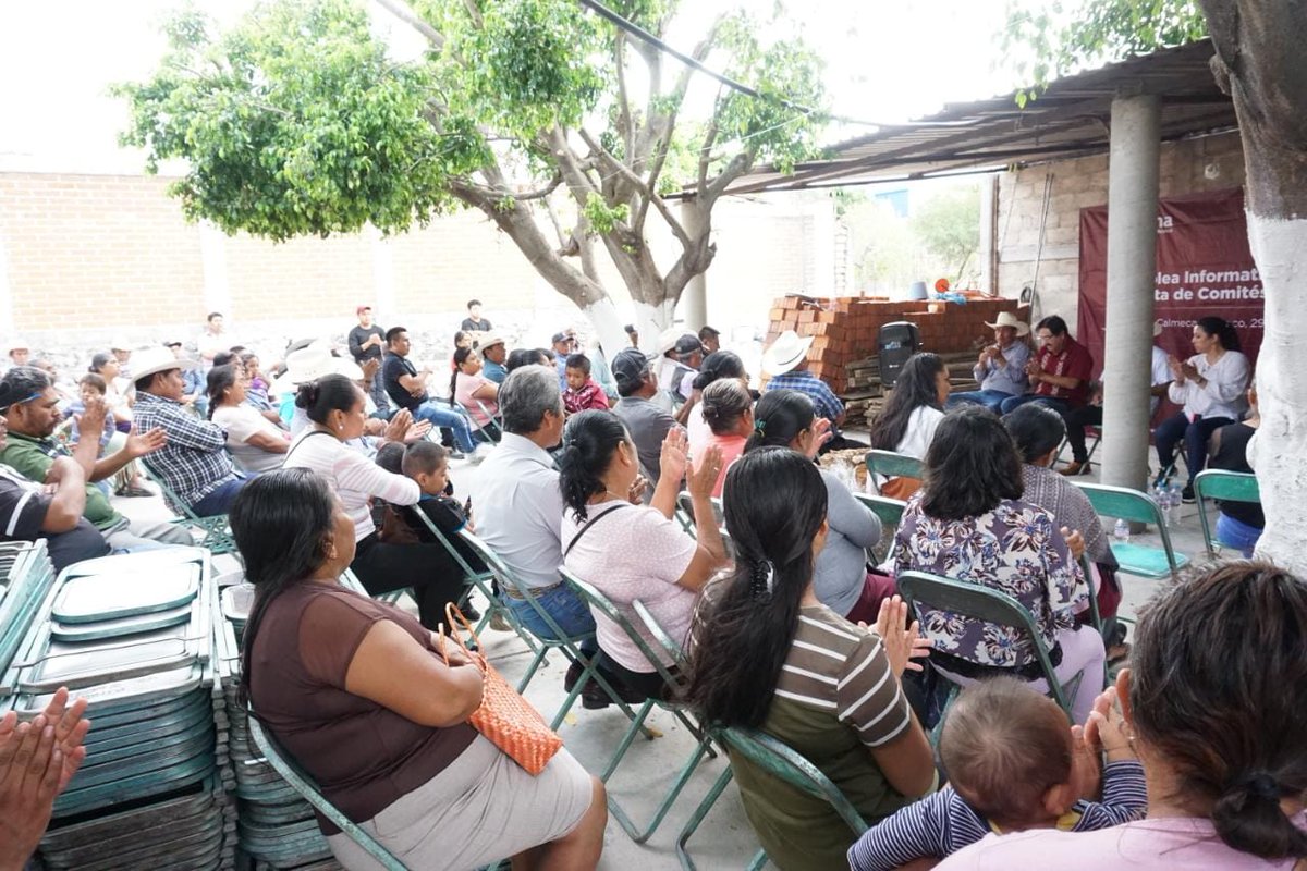 agustingc2012's tweet photo. Continuamos las tareas de organización de @MorenaSi_Puebla
Esta vez en la localidad de #Calmeca municipio de #Tepexco, realizamos la Asamblea Informativa y la Toma de Protesta de las compañeras y compañeros integrantes de los Comités de base.
#ConElPuebloTodo
#ObradoristasSomos https://t.co/adxPaHSaCH
