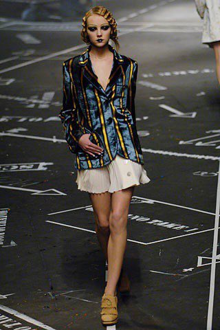 fashunfiend's tweet photo. #throwbackrunway John Galliano’s eponymous brand “John Galliano” Fall 2005 Ready-To-Wear brings F. Scott Fitzgerald’s “The Great Gatsby” to life with slouched pants, debutante silhouettes, thin arched brows and glamorous eye-makeup that would make Marie Antoniette green w/ envy. https://t.co/tRcqgjTaIH