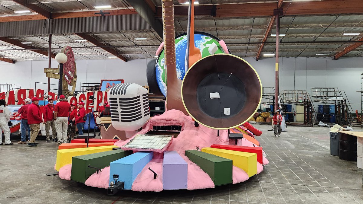 LionsFloat's tweet image. More progress on the Lions International Rose Parade Float! #lionsclub #roseparade #lionsfloat