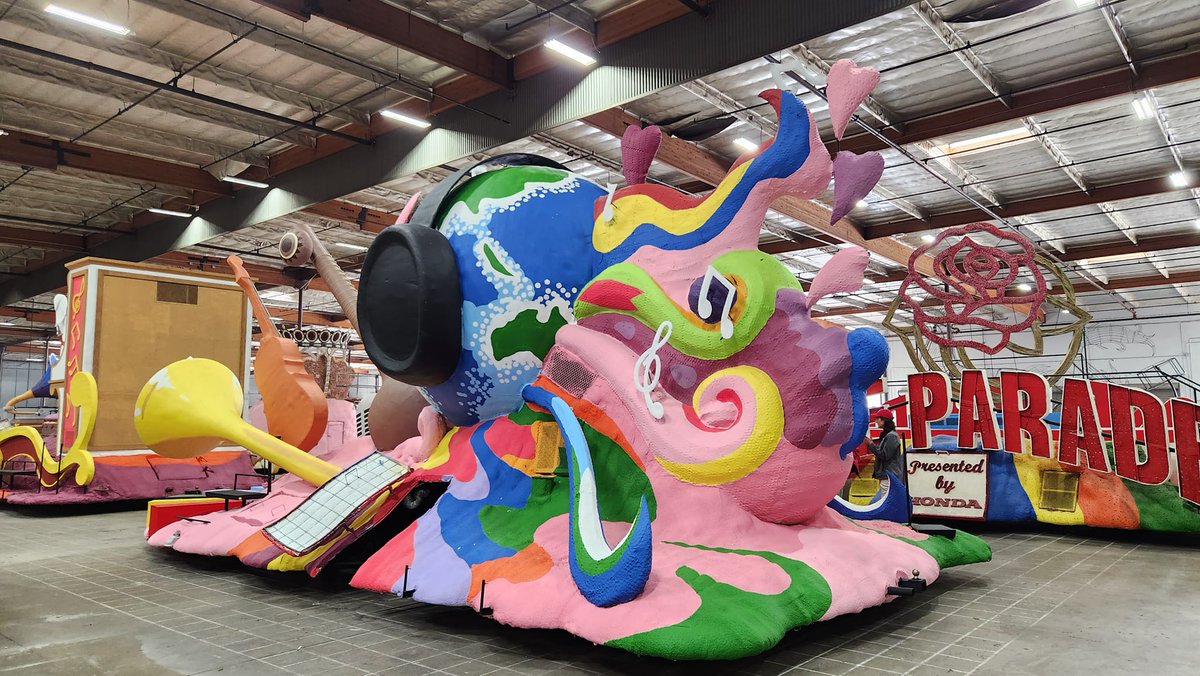 LionsFloat's tweet image. More progress on the Lions International Rose Parade Float! #lionsclub #roseparade #lionsfloat
