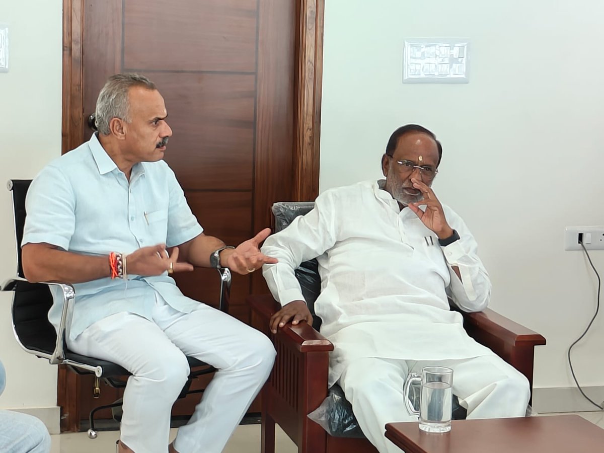 bsureshgowda1's tweet image. ಇಂದು ನಮ್ಮ ತುಮಕೂರು ಗ್ರಾಮಾಂತರ ಬಿಜೆಪಿ ಕಾರ್ಯಾಲಯ ಶಕ್ತಿಸೌಧಕ್ಕೆ ತೆಲಂಗಾಣ ರಾಜ್ಯದ ರಾಜ್ಯಸಭಾ ಸದಸ್ಯರು ಹಾಗೂ ಬಿಜೆಪಿ ಹಿಂದುಳಿದ ಮೋರ್ಚಾದ ರಾಷ್ಟ್ರೀಯ ಅಧ್ಯಕ್ಷರಾದ ಶ್ರೀ ಡಾ. ಲಕ್ಷ್ಮಣ್ ಜಿ ಅವರು ಭೇಟಿ ನೀಡಿದಾಗ ಆದರದಿಂದ ಸ್ವಾಗತಿಸಲಾಯಿತು.

 #TeamBSG #Shakthisoudha #TumkurRural #BJP