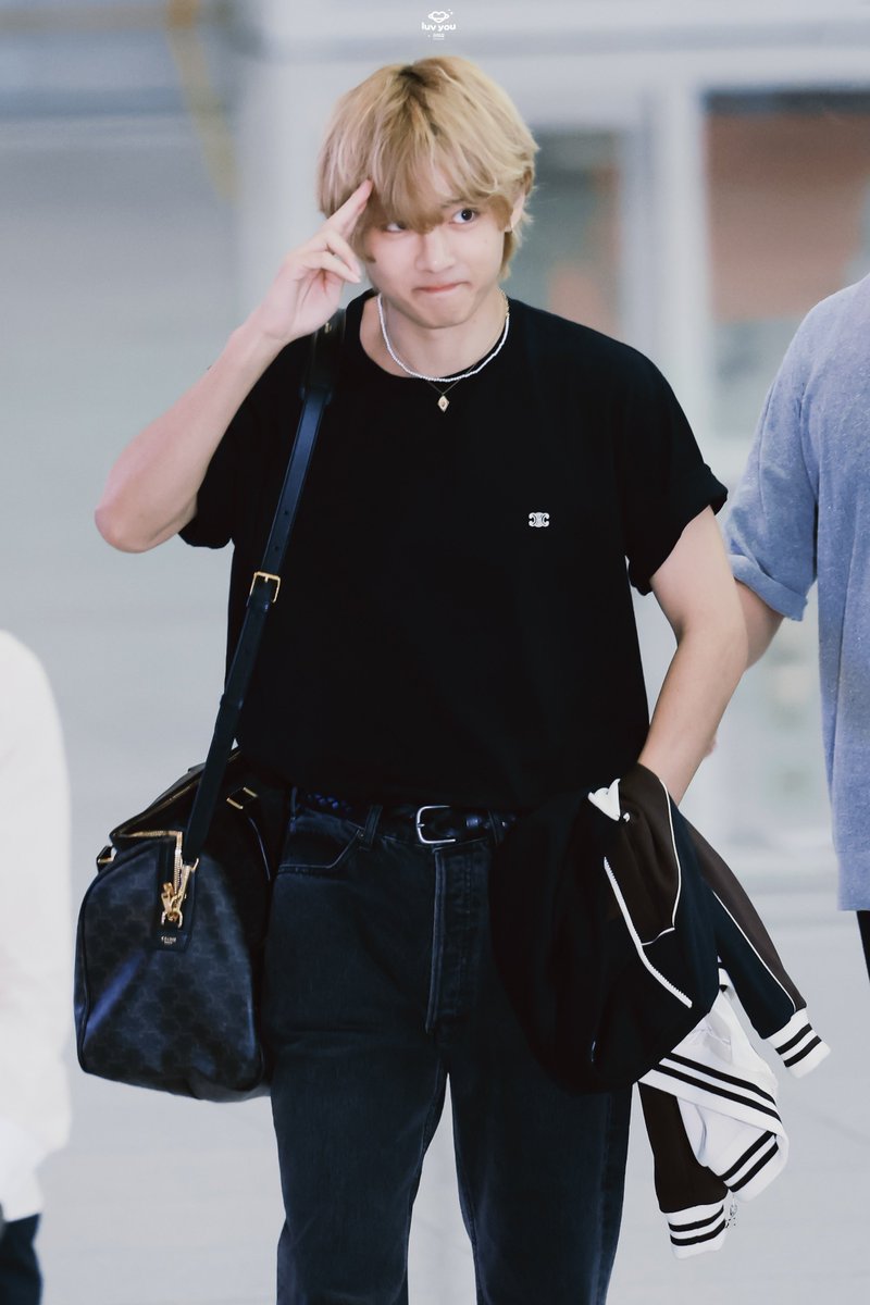 •HD• 230630 인천 출국
#KIMTAEHYUNG #김태형 #방탄소년단뷔 #태형 #BTSV #V #テテ@BTS_twt