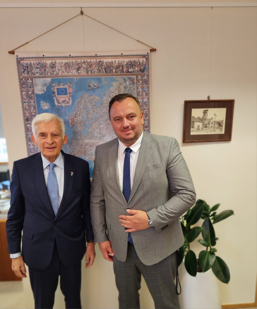 Wczoraj z @JerzyBuzek🤝rozmawiałem w Brukseli o dalszym wdrażaniu Funduszy Europejskich dla Śląskiego 2021-2027, o kluczowych dla #Śląskie projektach rozwojowych, w tym o #FunduszSprawiedliwejTransformacji 5 mld euro to ogromna szansa na przeobrażenie naszego regionu @RegioPoland