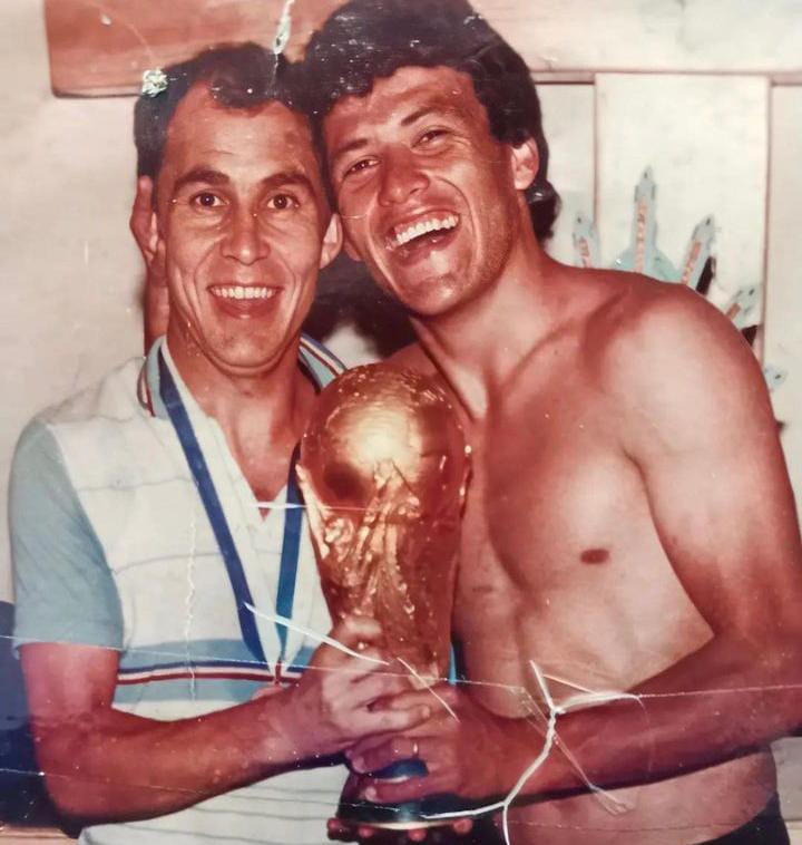 Abogado666's tweet photo. Mexico 86. El Bocha y el Negro Clausen. Felicidad plena con la Copa del Mundo. https://t.co/RcRw4hRfX4
