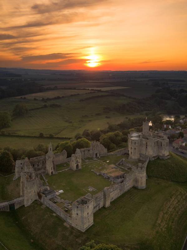 VisitNlandbiz's tweet photo. It's #NorthumberlandHour β°β°β°
This #NorthumberlandHour we had to share this incredible image we spotted last week, taken by Northumberland Adventures.
Who can tell us which castle this is?
https://t.co/oIzQ6yN09A
#visitnorthumberland #endlessexperiences #englishheritage https://t.co/gFk8cNzvBw