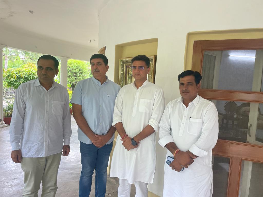 Sandeshvataksv's tweet image. श्री @Barmer_Harish के आवास पर श्री @SachinPilot ! क्या सियासी मायने इस मुलाकात के!

#SachinPilot #HarishChoudhary