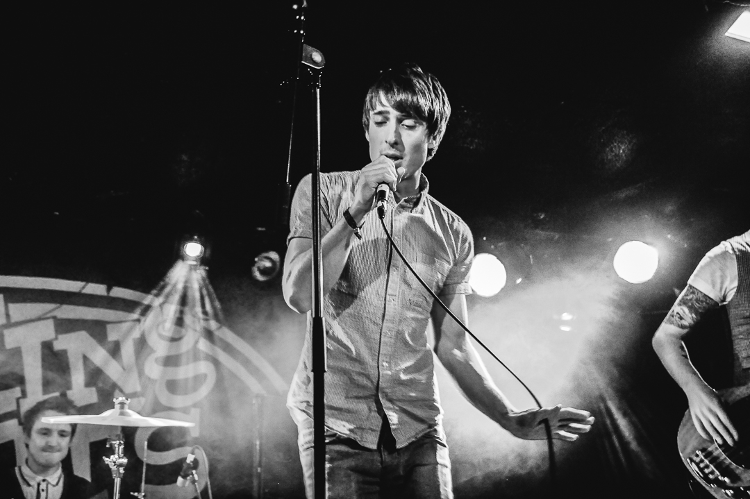 MacqueenPhoto's tweet image. Found in my archives, 2010.  @GerryCinnamon puts in a sensational performance with his band The Cinnamons to a jumping @kingtuts.  #bands #scottishmusic #music