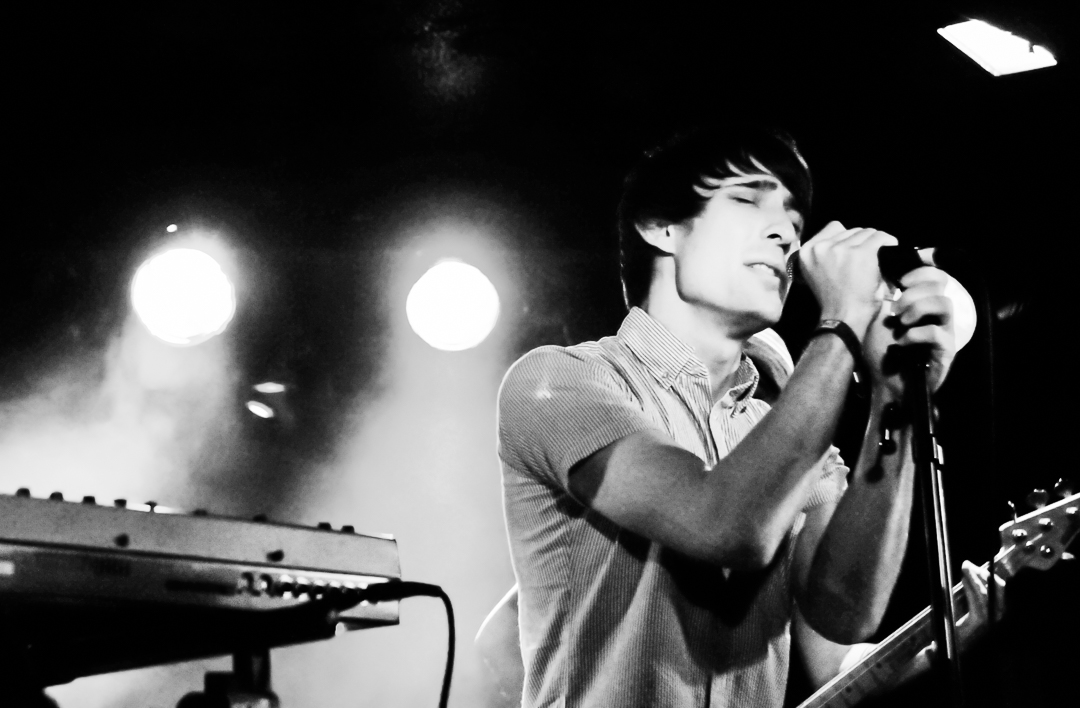 MacqueenPhoto's tweet image. Found in my archives, 2010.  @GerryCinnamon puts in a sensational performance with his band The Cinnamons to a jumping @kingtuts.  #bands #scottishmusic #music