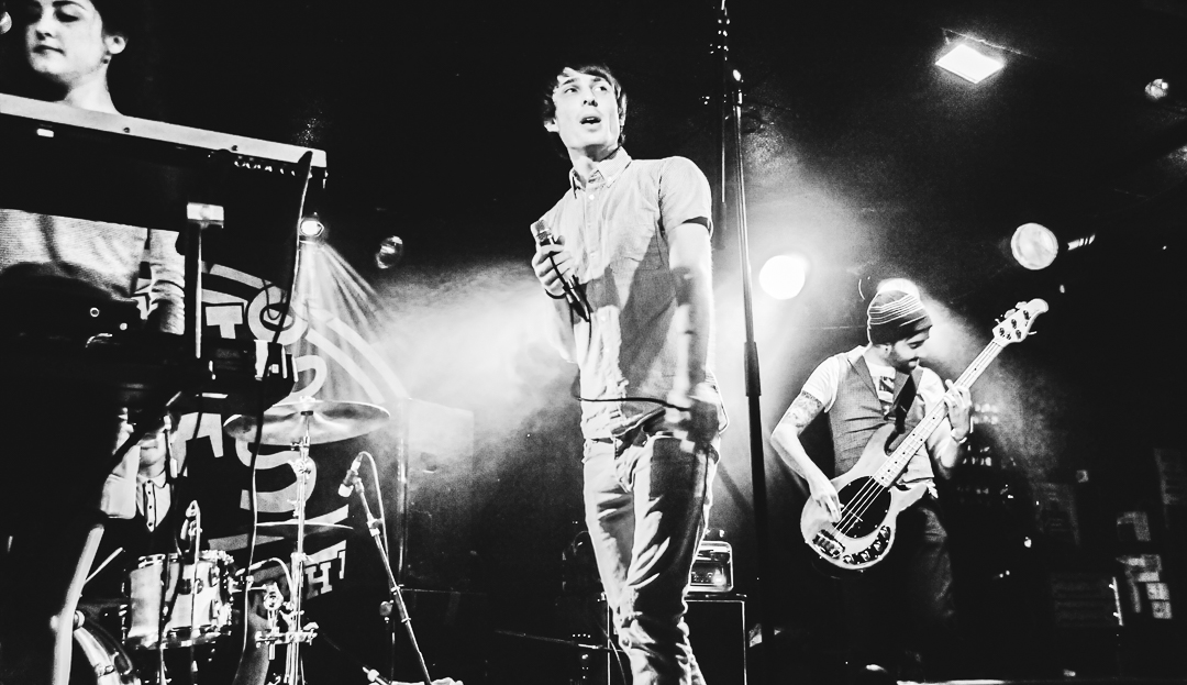 MacqueenPhoto's tweet image. Found in my archives, 2010.  @GerryCinnamon puts in a sensational performance with his band The Cinnamons to a jumping @kingtuts.  #bands #scottishmusic #music