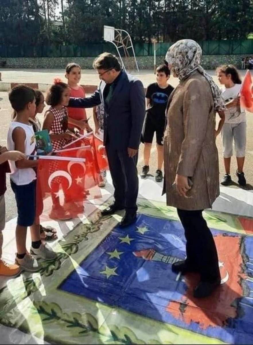 @ernealist @haskologlu Antalya Kemer Kaymakamı Hüseyin Çam ve İlçe Milli Eğitim Müdürü Semra Bekar bak nasıl basıyor keyifle tek bayrağının vatanın üstüne