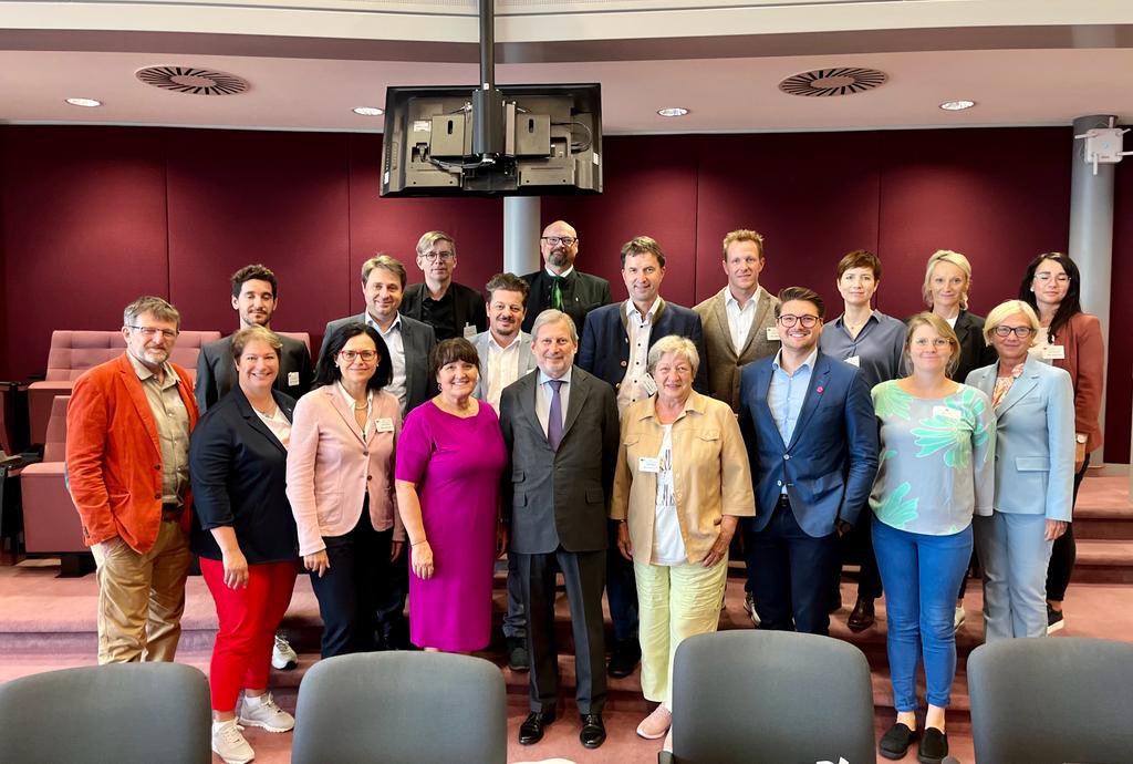 JHahnEU's tweet photo. Es hat mich gefreut VertreterInnen des #Europaauschusses des Landtags #Steiermark, unter der Leitung von Landtagspräsidentin Manuela #Khom, gestern in #Brüssel begrüßen zu können. 1/2 https://t.co/zVmBr7vVoh