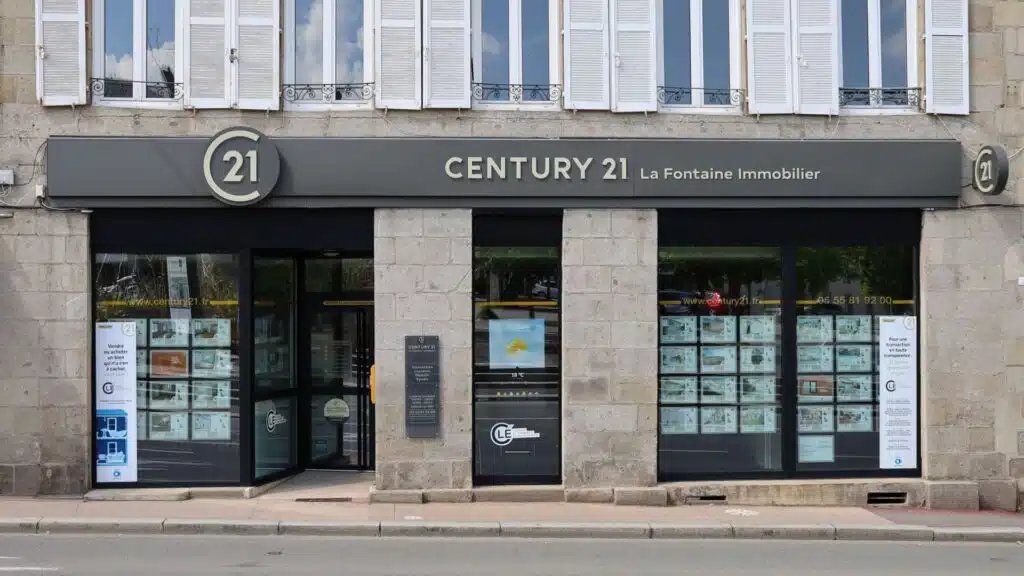 LOff_Franchise's tweet image. [Actu] Lors de la conférence de presse du réseau, Charles MARINAKIS, président de @century21fr , a dévoilé des chiffres peu rassurants concernant le 1er semestre 2023 sur le marché de l’#immobilier.

A lire ici : lnkd.in/ewfJfHWF

#franchise #secteur #achatimmobilier