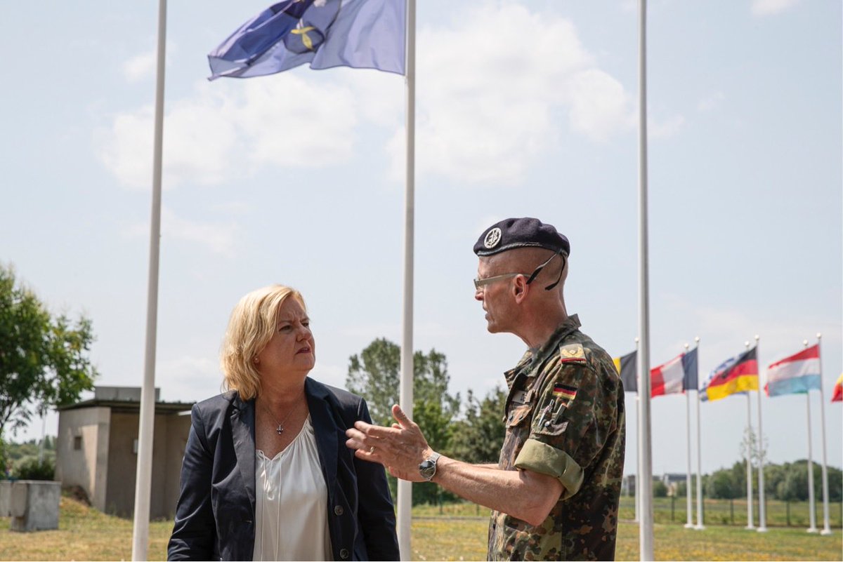 EvaHoegl's tweet photo. Eine Woche Truppenbesuche im Südwesten. Fotos vom Besuch Eurocorps in Straßburg am Montag. Danach war ich in Müllheim bei der Deutsch-Französischen Brigade, in Illkirch beim Jägerbataillon 291 und in Niederstetten beim Transporthubschrauberregiment 30. 1/2 https://t.co/KEnBxg5naw