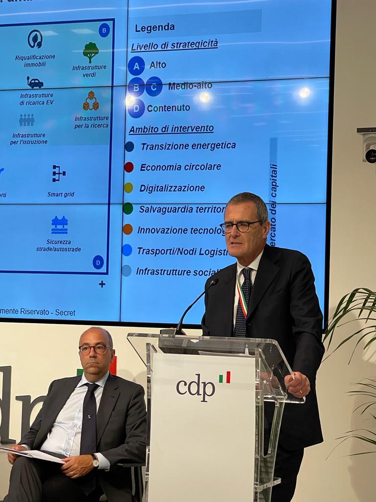 GruppoCDP's tweet photo. In collaborazione con #Assofondipensione abbiamo presentato il fondo FOF #Infrastrutture, gestito da #CDPRealAsset, ai fondi pensione italiani. Vogliamo favorire l'uso di risorse private a sostegno di un settore strategico per l'economia e l'occupazione 🇮🇹
https://t.co/pjn4oVpZG4 https://t.co/w2LIypBbss