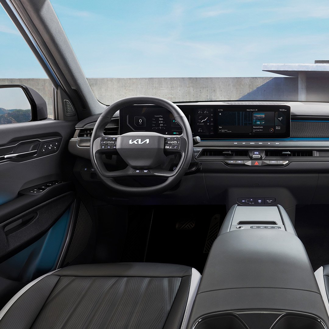 Ne arabalar gelecekmiş be ;) Araba değil, oturma odası: Kia EV9. 
7 koltuklu. 2. ve 3. sırayı katla bagaj 2320 lt. 2. sıra 180 derece dönüyor. 15 dk şarjla 239 km, toplam menzil 541 km. Tüm elektrikli aletleri çalıştırıyor (V2L). Son hız 200 km/s, 0-100 5.3 sn.
#Kia #KiaEV9 #EV9