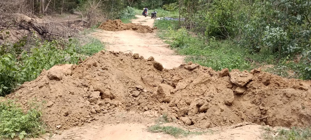 nagaraj996476's tweet photo. ಹೊಲಗಳಿಗೆ ಮಳೆ ಆಗ್ತಾ ಇಲ್ಲ ಅನ್ನೋದು ಒಂದು ಕಡೆಯಾದ್ರೆ ಹೊಲಗಳಿಗೆ ಇರುವ  ದಾರಿ ಮುಚ್ಚುವುದು ಮತ್ತೊಂದು ಕಡೆ....this is Appasandra village Hosakote taluk https://t.co/QirEwmvDr4