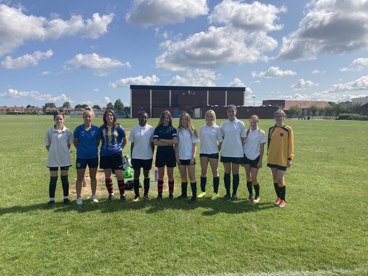LinnetsintheCom's tweet photo. A recent trip to KLA. Visit organised by @AlexJWalpole. Thank you for asking us to come into your school and talking to some female footballers. 

Mr Walpole said “‘Thank you to Jodie for coming in and doing a presentation and a football session with some of our girls.

1/2 https://t.co/QlgkwTUJ56