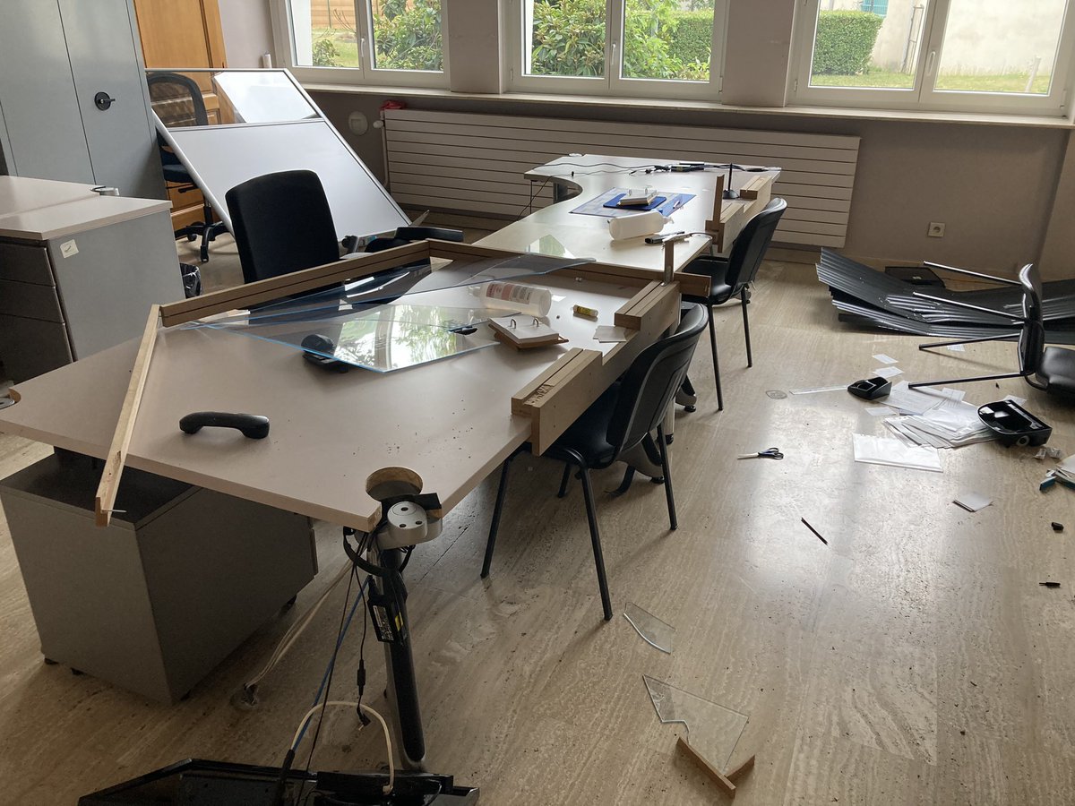 Importantes dégradations à la mairie de Fameck. Une centaine de personnes ont pénétré dans les locaux vers 00h30. D’autres dégâts constatés à la poste, la gendarmerie, la caserne des pompiers, des banques et une régie de quartier.
<a href="/F3Lorraine/">France 3 Lorraine</a>