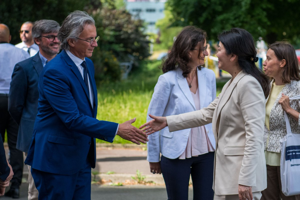 UFR3S_ULille's tweet photo. Délégation ministérielle en visite ce mardi : la Ministre de la santé kazakhstanaise, Mme Azhar Giniyat, et le Vice-Ministre de la santé kirghiz, M. Bakyt Dzhangaziev, ont été reçus par M. Dominique Lacroix, Doyen de l’UFR3S, et ont visité le centre de simulation en santé PRESAGE https://t.co/DtGOd9F5qs