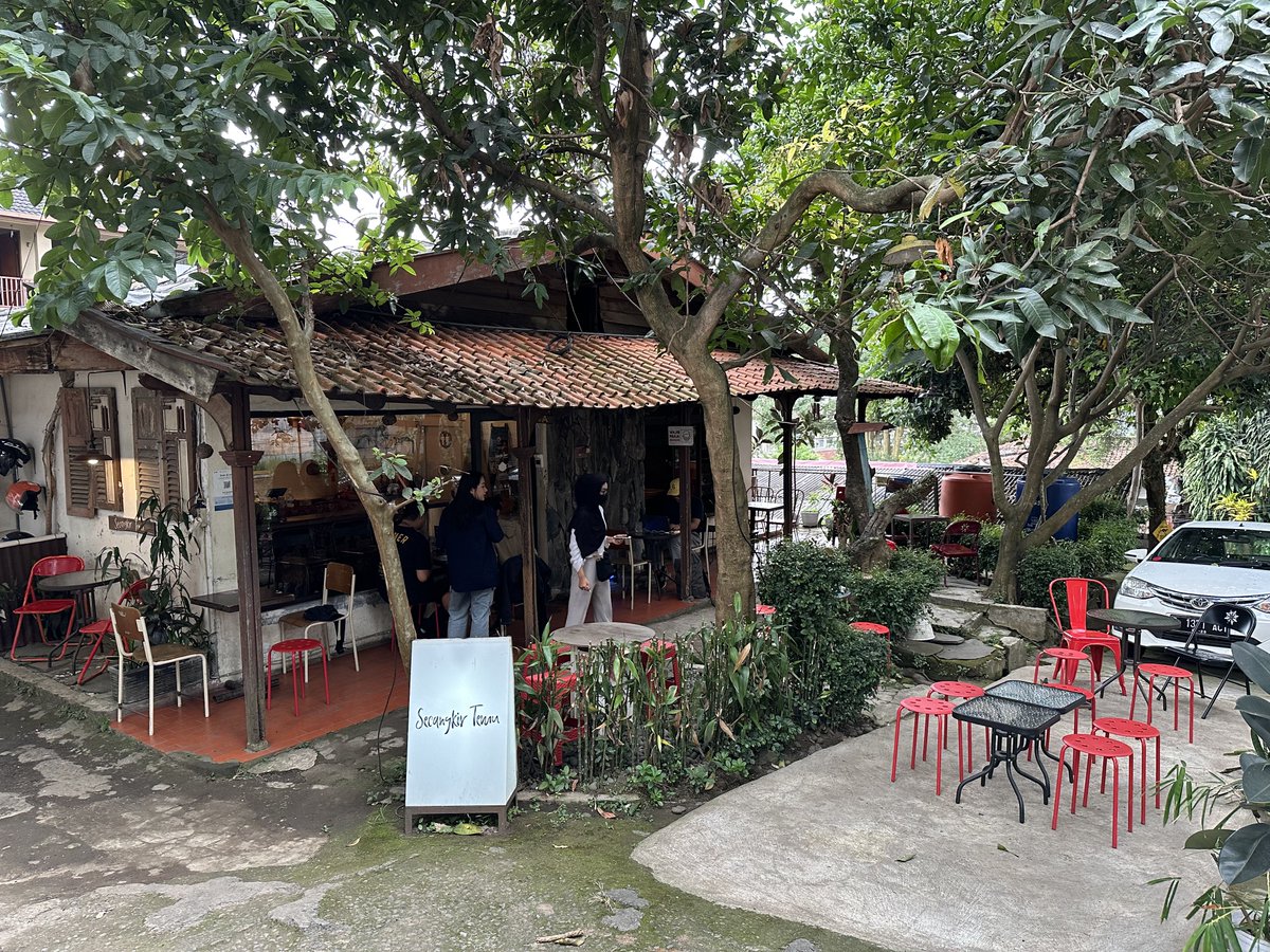 Widino's tweet photo. Segitu banyaknya coffee shop di Bandung, baru kali ini nemuin yg paling homey. Adeeemm bgt, kek berasa di rumah nenek, rumah tua yg halamannya luas, ada pohon buahnya, pelihara kucing juga, dan wow sedia menu artisan tea loh.

Ini baru namanya hidden gem ☕️ https://t.co/uQZDgbp5G5