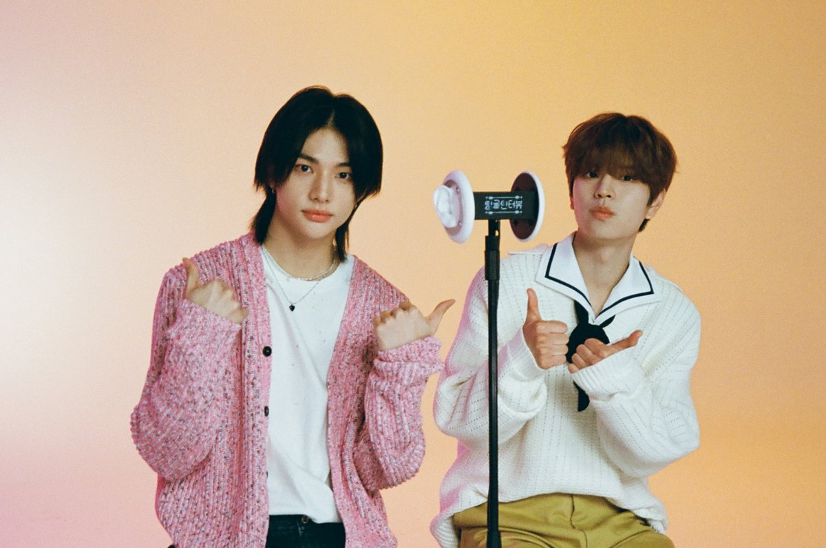 M2MPD's tweet photo. 필름카메라로 기록한 6월의 추억📸 7월에도 쭈욱 엠투와 함께해요❣ #6월의엠투 #M2film #팅글인터뷰 #StrayKids #스트레이키즈 @Stray_Kids https://t.co/6ARaoJjGNp