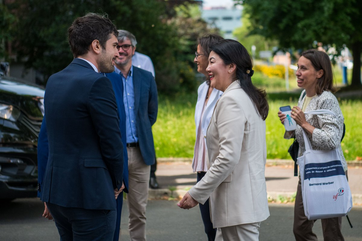 UFR3S_ULille's tweet photo. Délégation ministérielle en visite ce mardi : la Ministre de la santé kazakhstanaise, Mme Azhar Giniyat, et le Vice-Ministre de la santé kirghiz, M. Bakyt Dzhangaziev, ont été reçus par M. Dominique Lacroix, Doyen de l’UFR3S, et ont visité le centre de simulation en santé PRESAGE https://t.co/DtGOd9F5qs