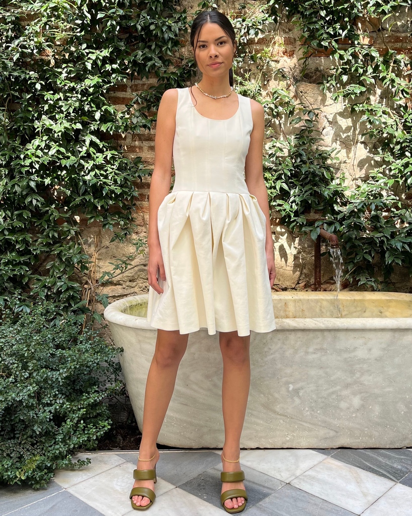 Select spring pieces, like this gorgeous Rochas dress, are now 40% off at experience27.com or in our Calle Lagasca shop. 🖤