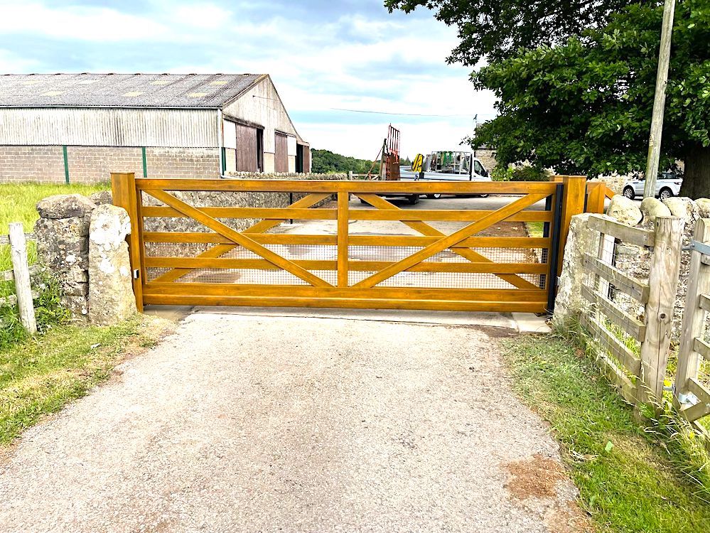 GatesLivewire's tweet photo. 5 bar gate installation we recently completed! 😍 With a sleek cantilever design and a Nice Naked motor - a stunning addition to any property. Trust Livewire Gates for all your gate installation needs! #Livewiregates #Niceforyou #Aligates | @thenicegroup https://t.co/dfvLS71IEq