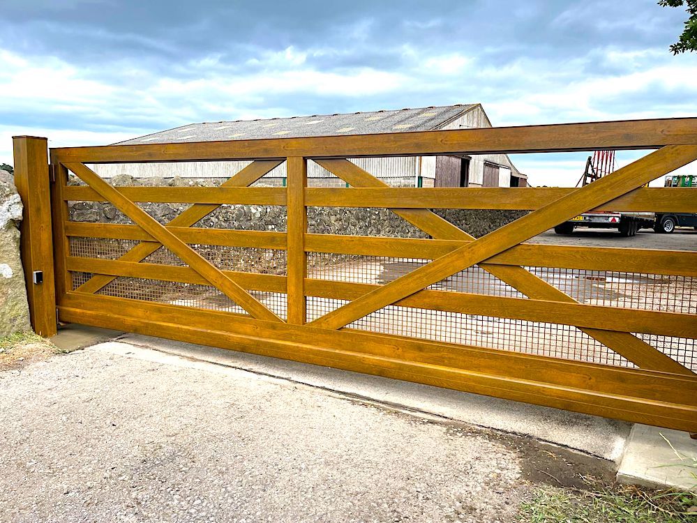 GatesLivewire's tweet photo. 5 bar gate installation we recently completed! 😍 With a sleek cantilever design and a Nice Naked motor - a stunning addition to any property. Trust Livewire Gates for all your gate installation needs! #Livewiregates #Niceforyou #Aligates | @thenicegroup https://t.co/dfvLS71IEq