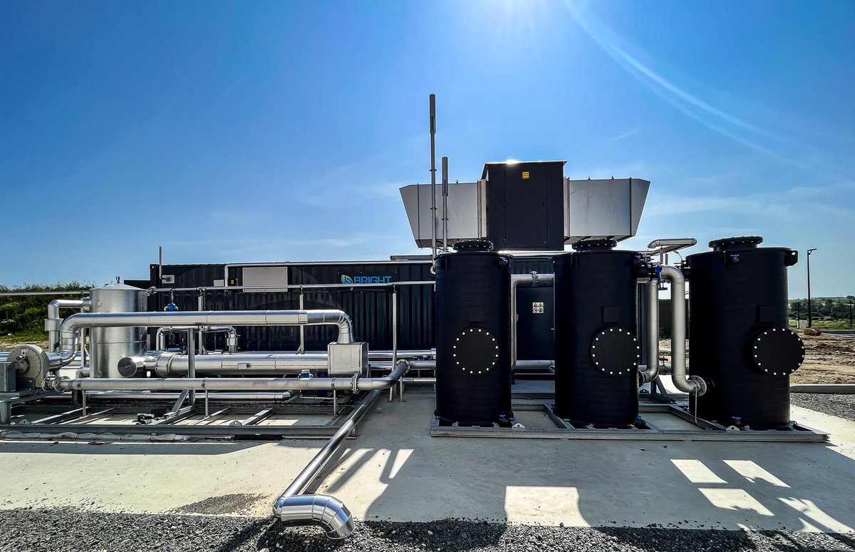 Bright is proud of the commissioning and the first gas-to-grid of our biogas upgrading #project in #France. Together the Bright team and the client, celebrate the first gas-to-grid at the injection point. Here, the produced #biomethane is injected into the national grid.