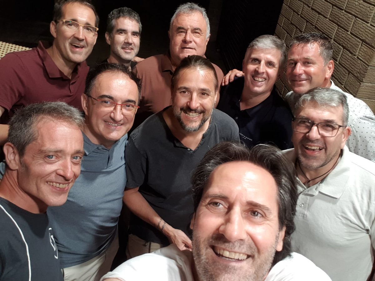 Sopar final de temporada amb un gran ambient i molts somriures. L'Albert Bel després de 12 anys deixa l'equip i el trobaran  molt a faltar. Ha estat dels millors porters de la lliga i un excel·lent company de vestidor. Torna quan vulguis Albert,  aqui tindràs un lloc sempre.