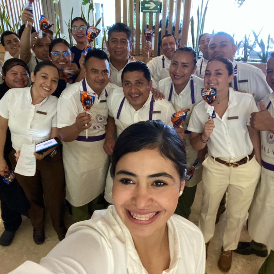 vatelmadrid's tweet photo. Lucie, alumna del segundo año del programa en #InternationalHotelManagement, nos saluda desde el hermoso #ParadisusCancún, hotel donde se encuentra realizando sus #PracticasProfesionales.

¿Cuál es tu destino de ensueños para realizar tus prácticas?  🏢 https://t.co/rPfBop6xAj