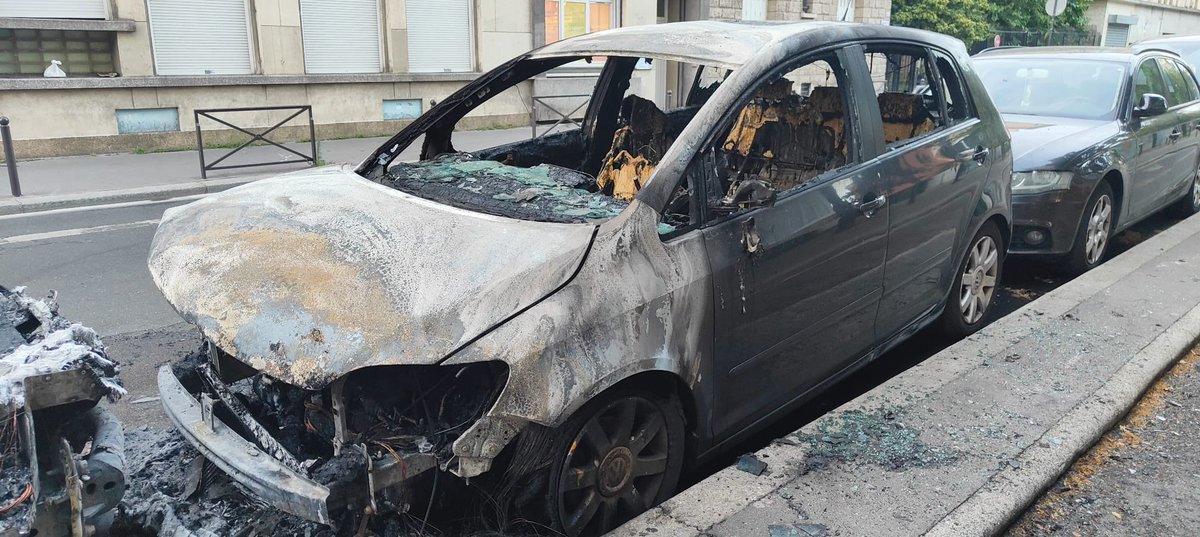 Après avoir subi et lutté contre le #crack à Eole, notre ami K. n‘a plus de voiture. Merci les gars. #saccageparis  Voilà là malédiction des riverains du 19. #drogue #incivilité #violence et des députés qui soufflent sur les braises. Merci <a href="/S_Legrain/">Sarah Legrain</a> <a href="/Deputee_Obono/">Députée Obono</a>