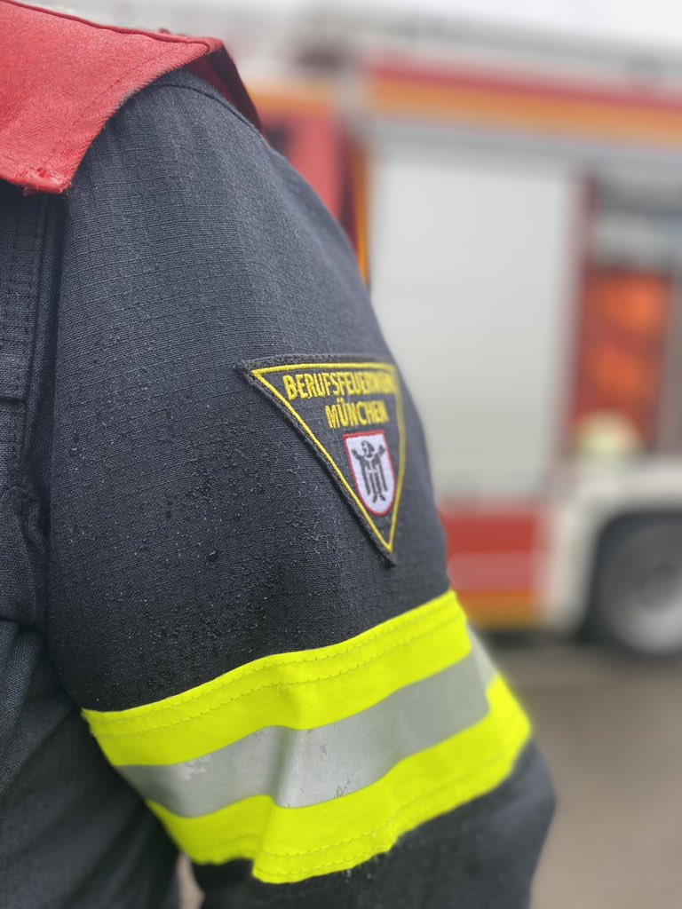 +++ Update 10:30 Uhr +++

Derzeit läuft die Unfallaufnahme durch die <a href="/PolizeiMuenchen/">Polizei München</a> .
Im Anschluss muss der Tankzug abgepumpt werden. 
Kräfte der #Feuerwehr #München bleiben weiterhin vor Ort. Die Sperrung wird vermutlich noch den ganzen Tag andauern.
#wirfuerMuenchen