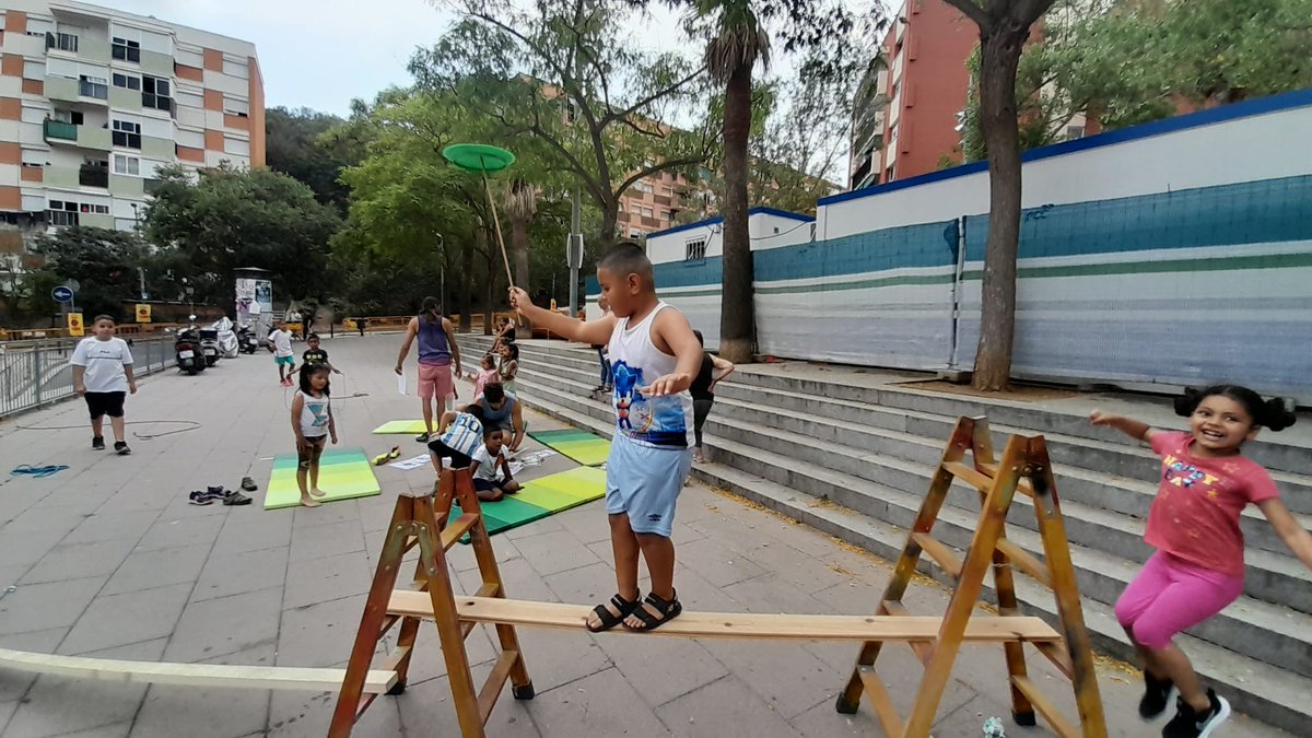 psfcwb's tweet photo. 🎪😍Aquests dies estem apropant el #circ al barri de #CiutatMeridiana amb tallers a l'aire lliure durant les tardes. Tindrem futurs artistes? És molt possible!🙌

Gràcies per comptar amb nosaltres, #EducArts! @PladebarrisBCN 👏 https://t.co/g15B1epN4B