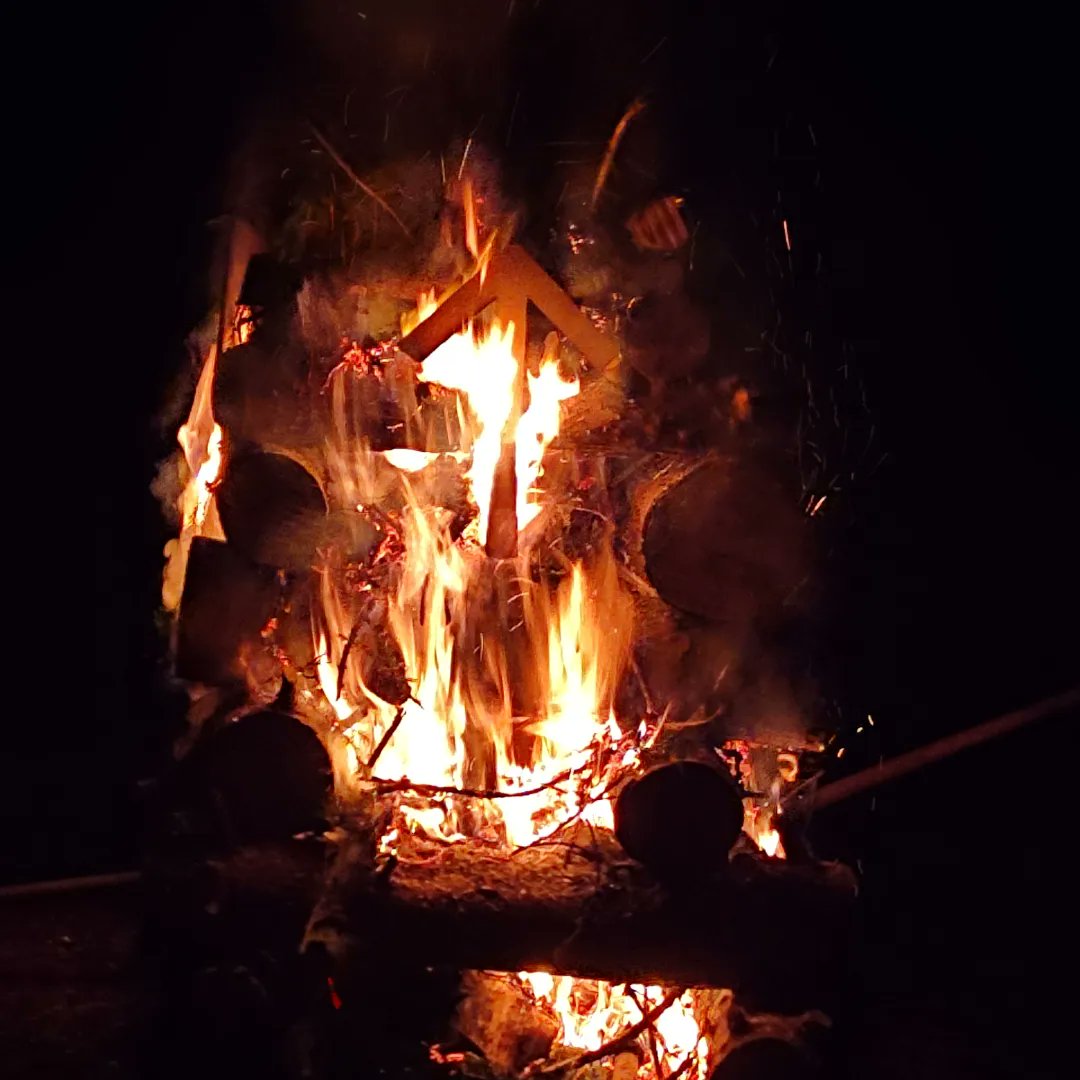 BourguignonsBel's tweet photo. Quelques photos de plus de notre cérémonie avant l'allumage de notre grand feu. Que le feu qui vous anime et à travers vous celui de vos ancêtres brûlent éternellement.
#GrandFeu #Solstice #Litha #Paganisme #Wallonie #LesBourguignons #Belgique #Ardennes #Communauté #Identité https://t.co/gLEbFT07SK