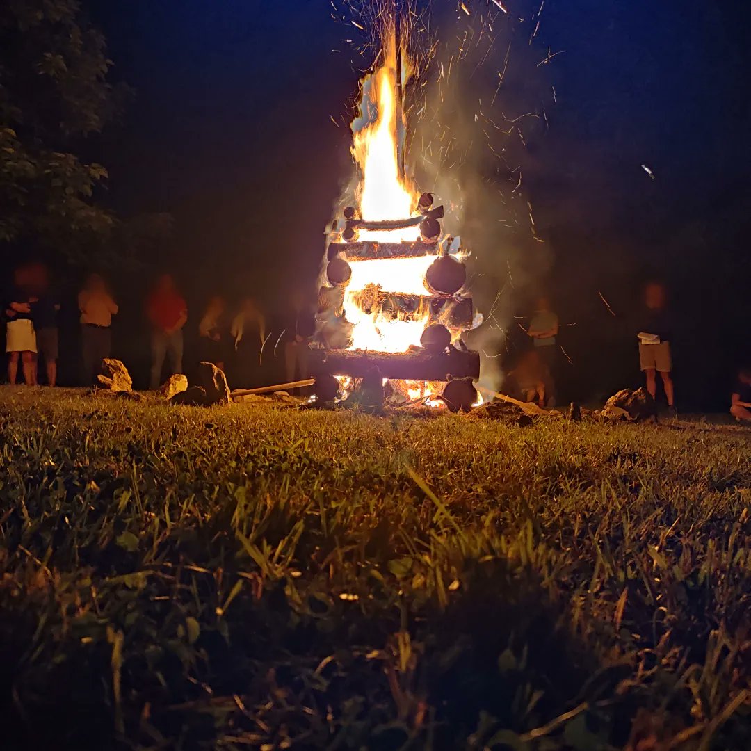 BourguignonsBel's tweet photo. Quelques photos de plus de notre cérémonie avant l'allumage de notre grand feu. Que le feu qui vous anime et à travers vous celui de vos ancêtres brûlent éternellement.
#GrandFeu #Solstice #Litha #Paganisme #Wallonie #LesBourguignons #Belgique #Ardennes #Communauté #Identité https://t.co/gLEbFT07SK