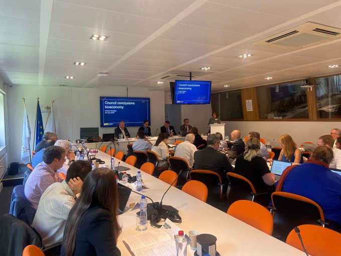 Hoy Juan Sagarna <a href="/CoopsAgroES/">Cooperativas Agro-alimentarias de España</a> participa en el seminario sobre #bioeconomía <a href="/COPACOGECA/">COPA-COGECA</a> en el que se analizan las conclusiones del #ConsejoUE y las acciones a seguir. Mostrará como las #cooperativas estamos comprometidas con la #economiacircular y #biodiversidad <a href="/COOPID_eu/">COOPID</a>