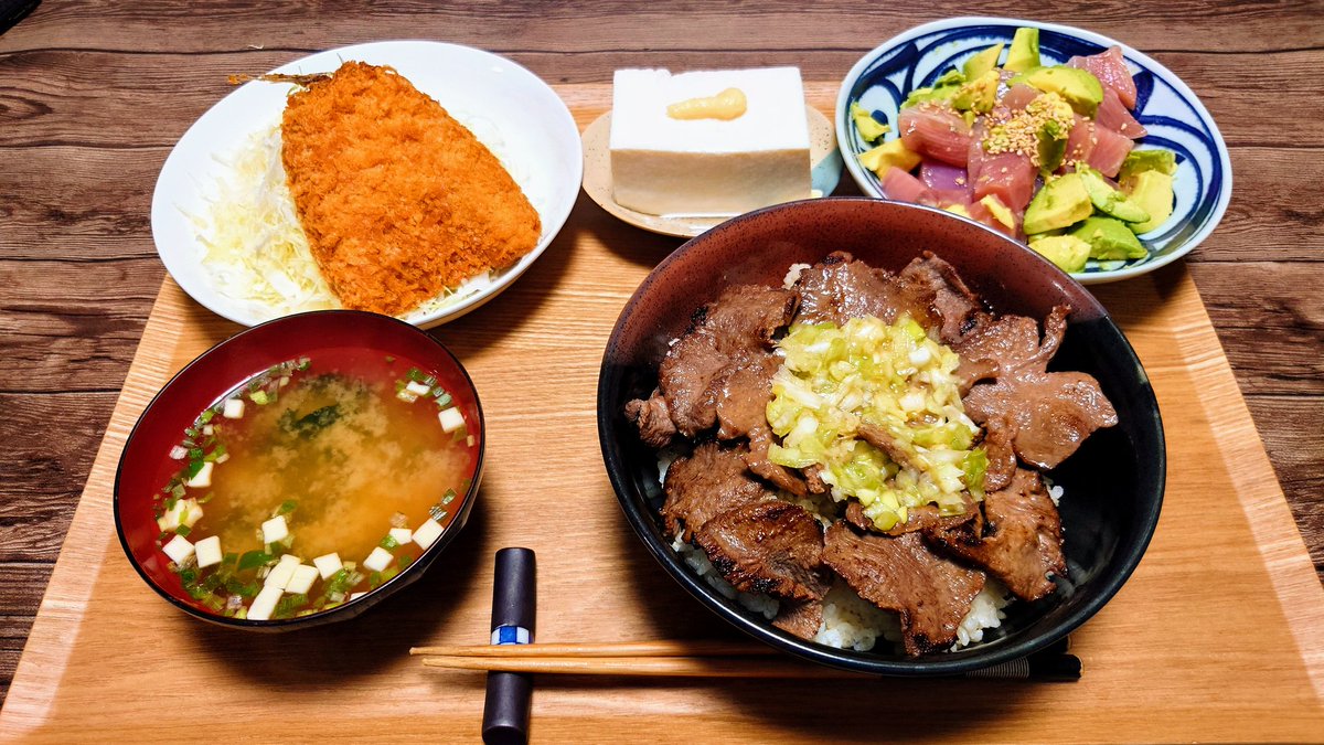 半額の牛タンで牛タン丼を作りました！！！ネギ塩ダレも自作！！今週もおつかれさまでした！！かんぱーーーーい🍻🍻🍻#おうちごはん　#料理好きな人と繋がりたい https://t.co/UWqXwgW7Lk