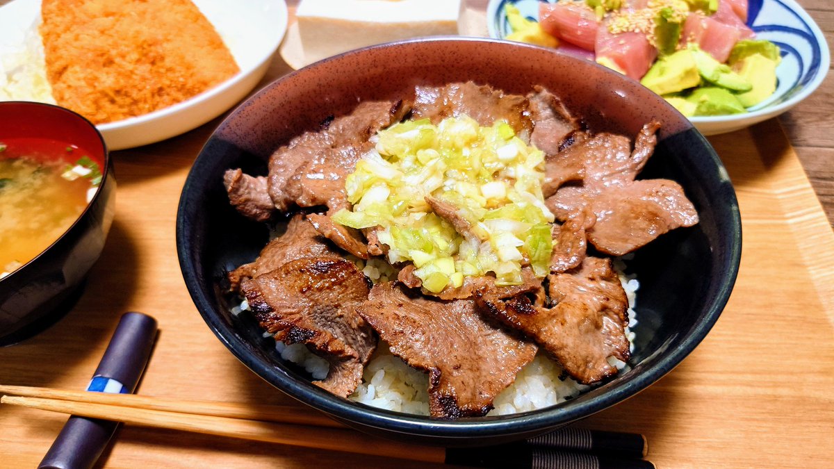 半額の牛タンで牛タン丼を作りました！！！ネギ塩ダレも自作！！今週もおつかれさまでした！！かんぱーーーーい🍻🍻🍻#おうちごはん　#料理好きな人と繋がりたい https://t.co/UWqXwgW7Lk