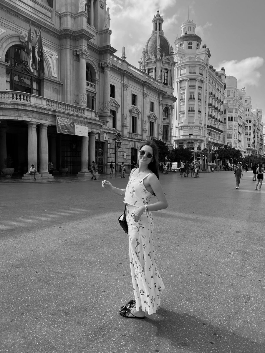 Beeaa022's tweet image. llenita de flores para celebrar que he acabado exámenes!!!! 🌸🌷🌻🌼