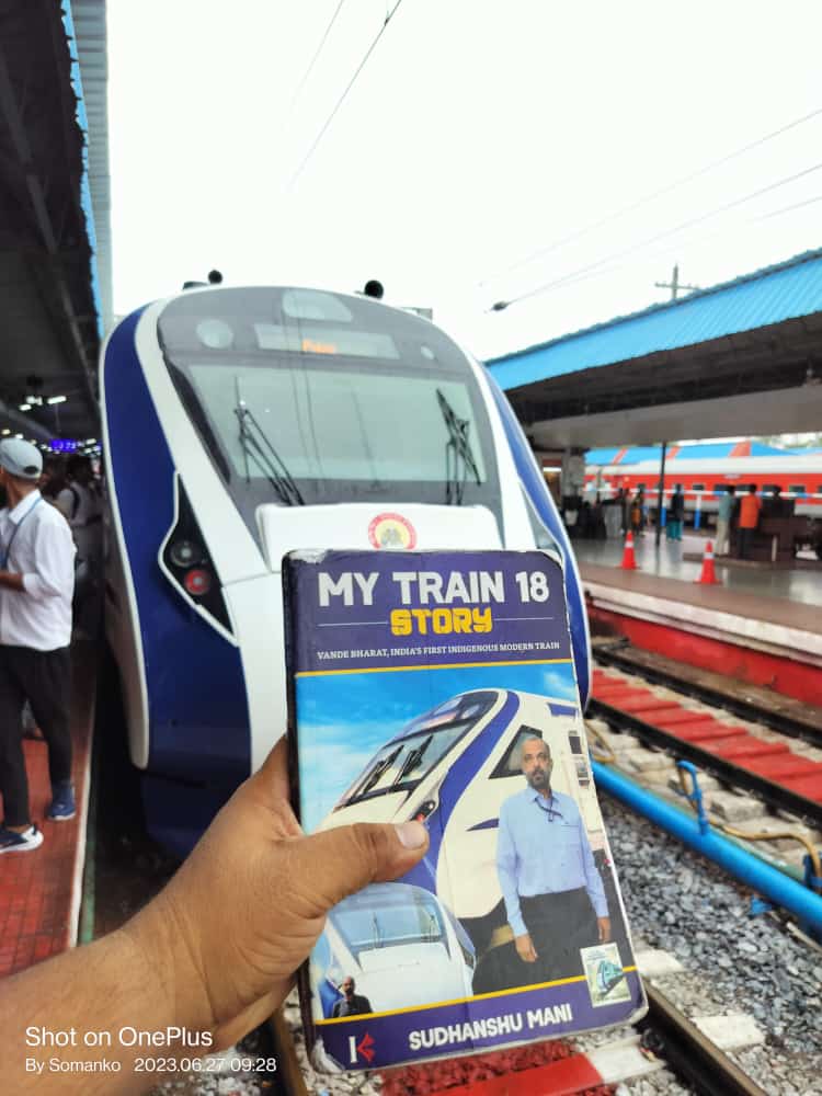 When the first Train 18 rake production was underway Sudhanshu Mani Sir was the #GeneralManager of ICF. Later he wrote the book ~ My Train 18 Story. Vande Bharat and the book by him about the train in one frame.(27/6/23).
#RanchiPatna #VandeBharat 
@ManiSudhanshu58 @proicfindrlys