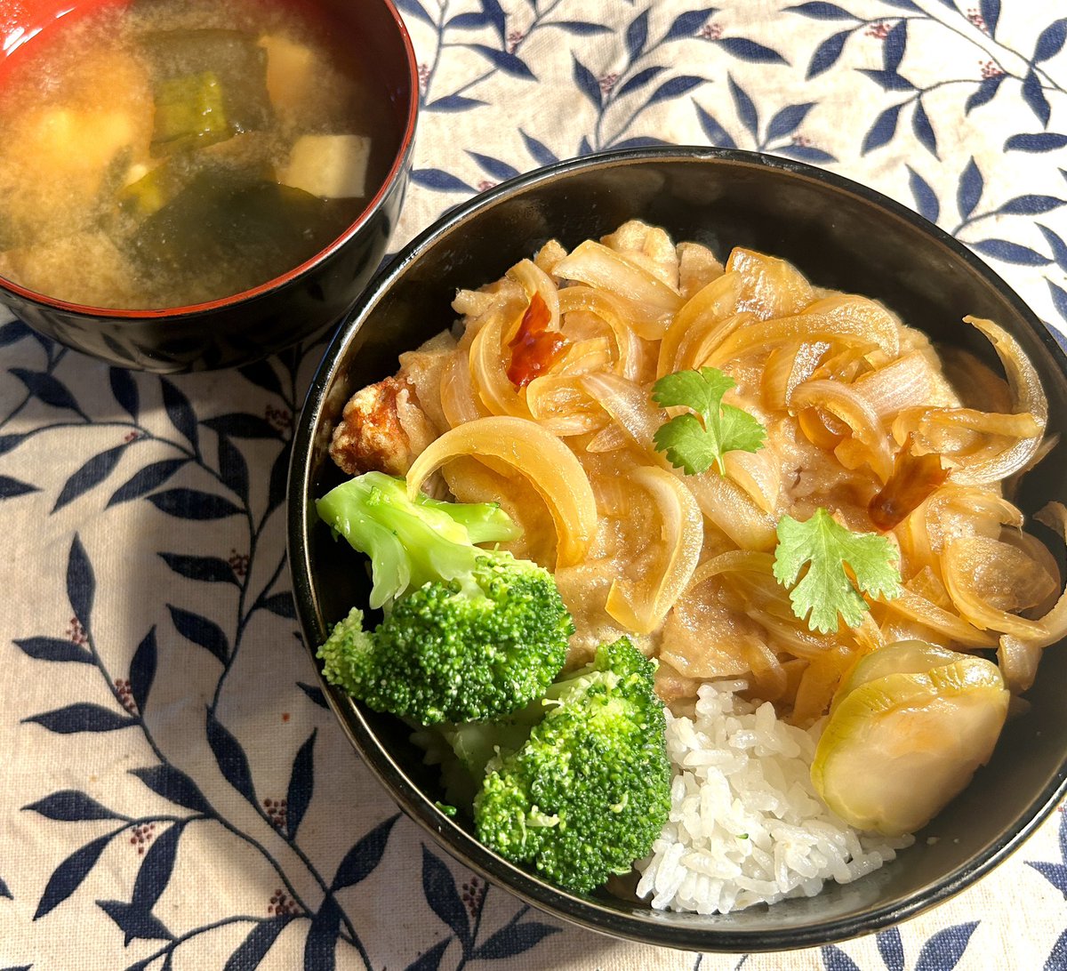 _tonko1329_'s tweet photo. 今日のお家にあるもので思いつき料理は、豚ロース唐揚げのシャキシャキ玉ねぎ南蛮酢丼となりました😊豚肉のどんぶりなのにシャキシャキの玉ねぎが入った甘酸っぱいタレがかかっているのが珍しいかなと。暑い夏にピッタリの爽やか丼となりました👍
#おうちごはん 
#料理好きな人とつながりたい https://t.co/47QpUqDky4