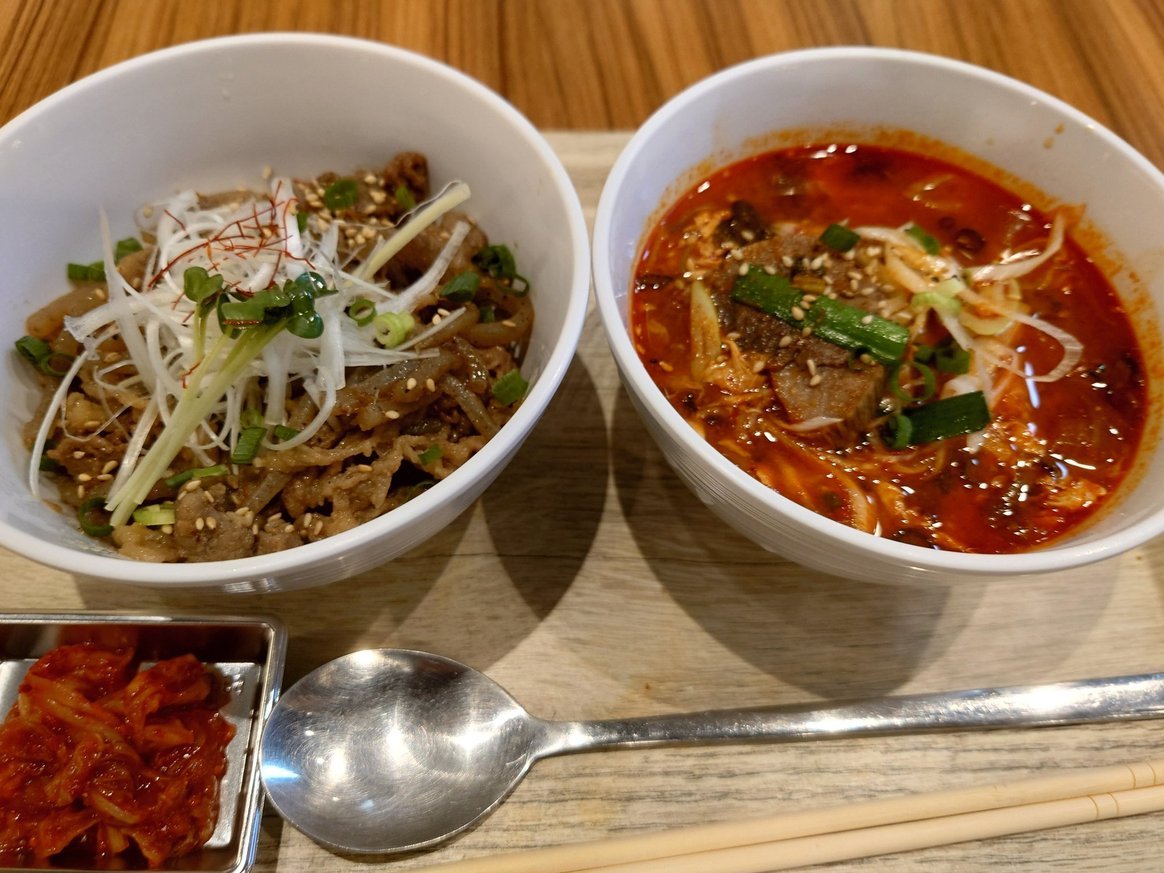 marinmycutedog's tweet photo. Kim Soupのユッケジャンとカルビ丼のハーフ＆ハーフ
コチュジャンの辛味とカルビの旨味
美味しい❣

🤲フォロワーさん募集中🤲
#相互フォロー https://t.co/kUbVYyZApo
