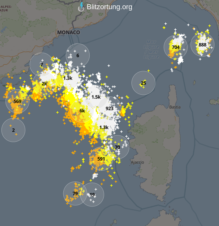 Yann_amice's tweet photo. ⛈️💥 Vaste zone orageuse ou SLMCS (Squall Line Mesoscale Convective System) ou "Système Convectif de Mésoéchelle en Ligne de Grains" ! 🌩️⚡️tangente les Alpes-Maritimes et la Haute-Corse. ⚠️🚫 #SLMCS #Orages #Météo #AlpesMaritimes #HauteCorse #Balagne
Source @Blitzortung_Org https://t.co/jhCy3TsLFO