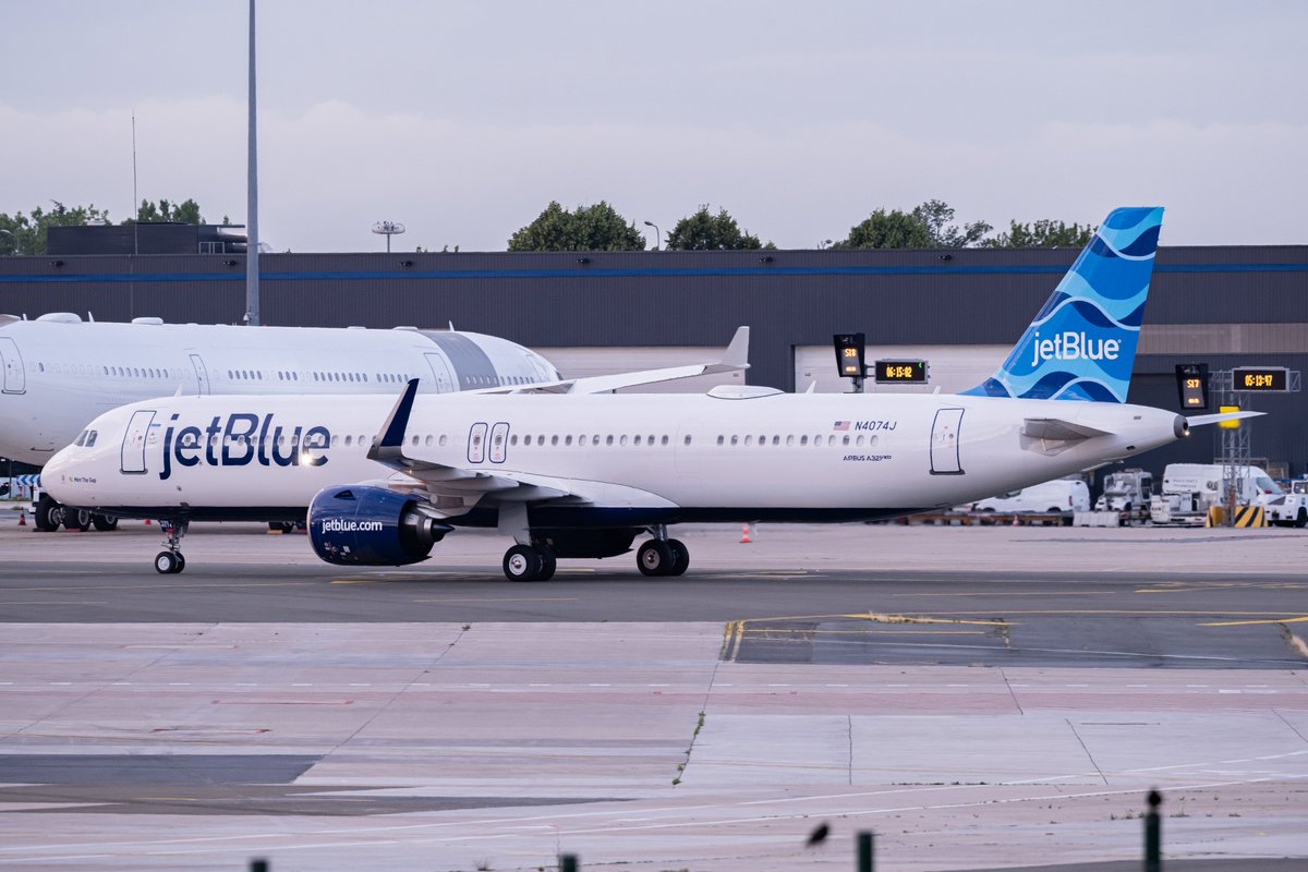 Hi @JetBlue ✈
Ce matin, la compagnie américaine à inauguré sa nouvelle liaison New York JFK - Paris CDG. Opéré en A321-271NX, c'est la seconde compagnie à relier les Etats-Unis à la France avec un appareil monocouloir 📷 Il s'agit du même ✈#ParisAirShow 2023 !