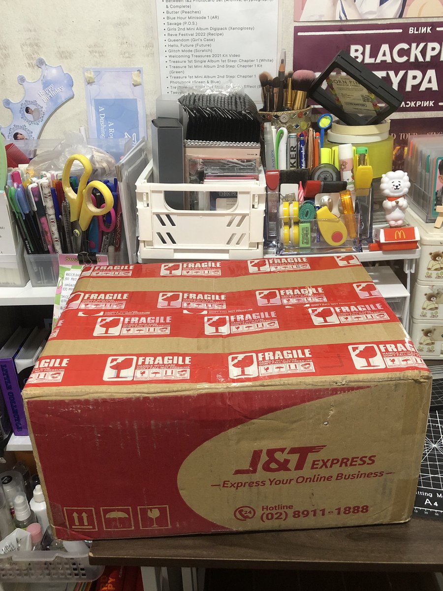 classymissycart's tweet photo. Dumating na albums huhu sort ko lang tapos live na ulit tayo later sa tiktok! #CMCUpdates https://t.co/PV1C5NiQoE