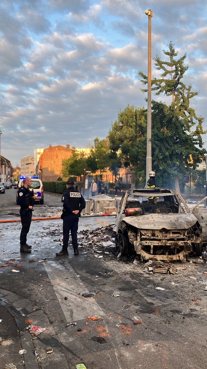 FAntson's tweet photo. #Roubaix scènes de chaos dans plusieurs quartiers populaires : carcasses de voitures calcinées, vitrines brisées. À l’Alma, une entreprise de près de 600 emplois détruite. « C’était les emplois de leurs grands frères et grandes sœurs » se désole une responsable.⁦@RTLFrance⁩ https://t.co/4wNYX02LkQ