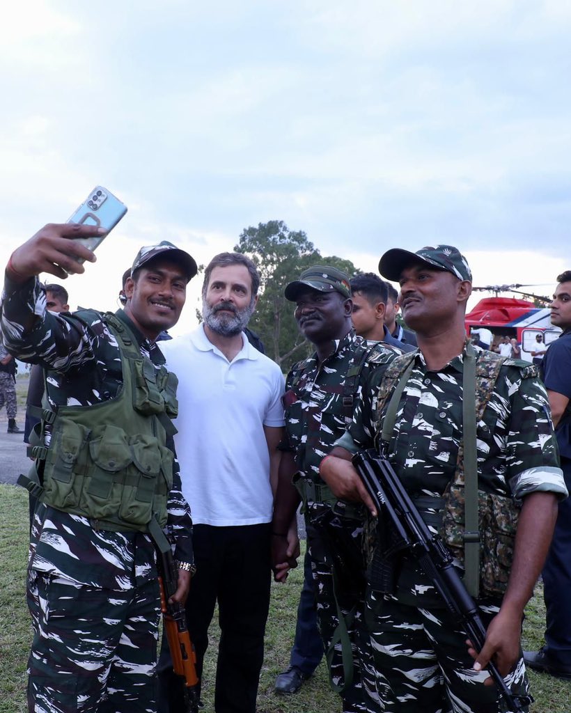 RohanThakur2003's tweet photo. Manipur में शांति व्यवस्था बहाल करने के लिए तैनात जाबांजो के बीच श्री @RahulGandhi जी..
.
.

https://t.co/agUTVfaMW2 https://t.co/hkx8HpvZUD